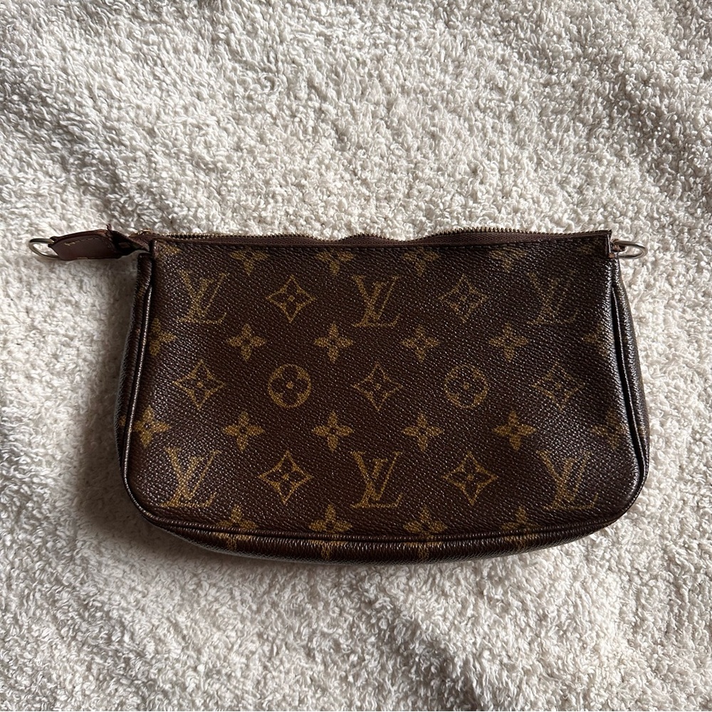 Louis Vuitton pochette accessories